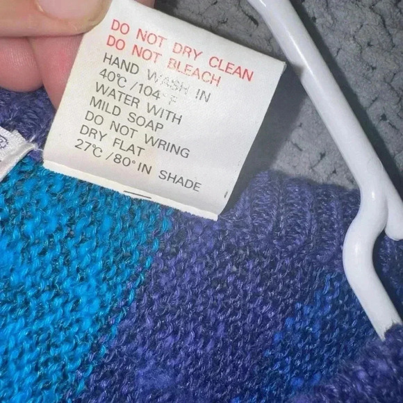 Blue Multi Gems Sweater Marie A Kim ASO The Goldbergs - Wendi McLendon-Covey - Picture 7 of 8